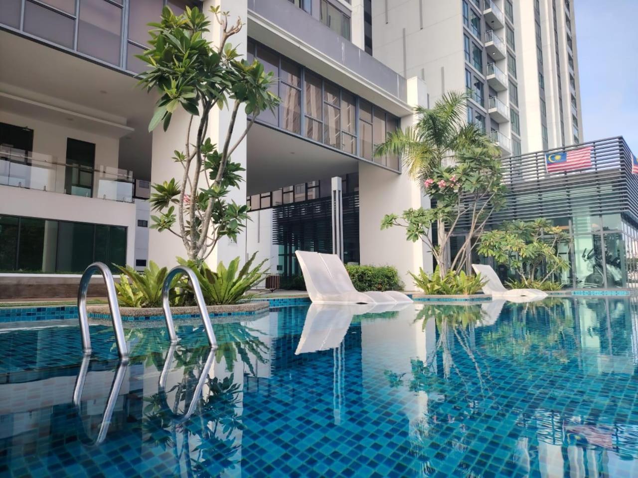 Greenfield Residence With Amazing Pool View And High-Speed Wi-Fi Petaling Jaya Esterno foto