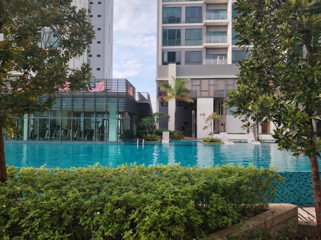 Greenfield Residence With Amazing Pool View And High-Speed Wi-Fi Petaling Jaya Esterno foto