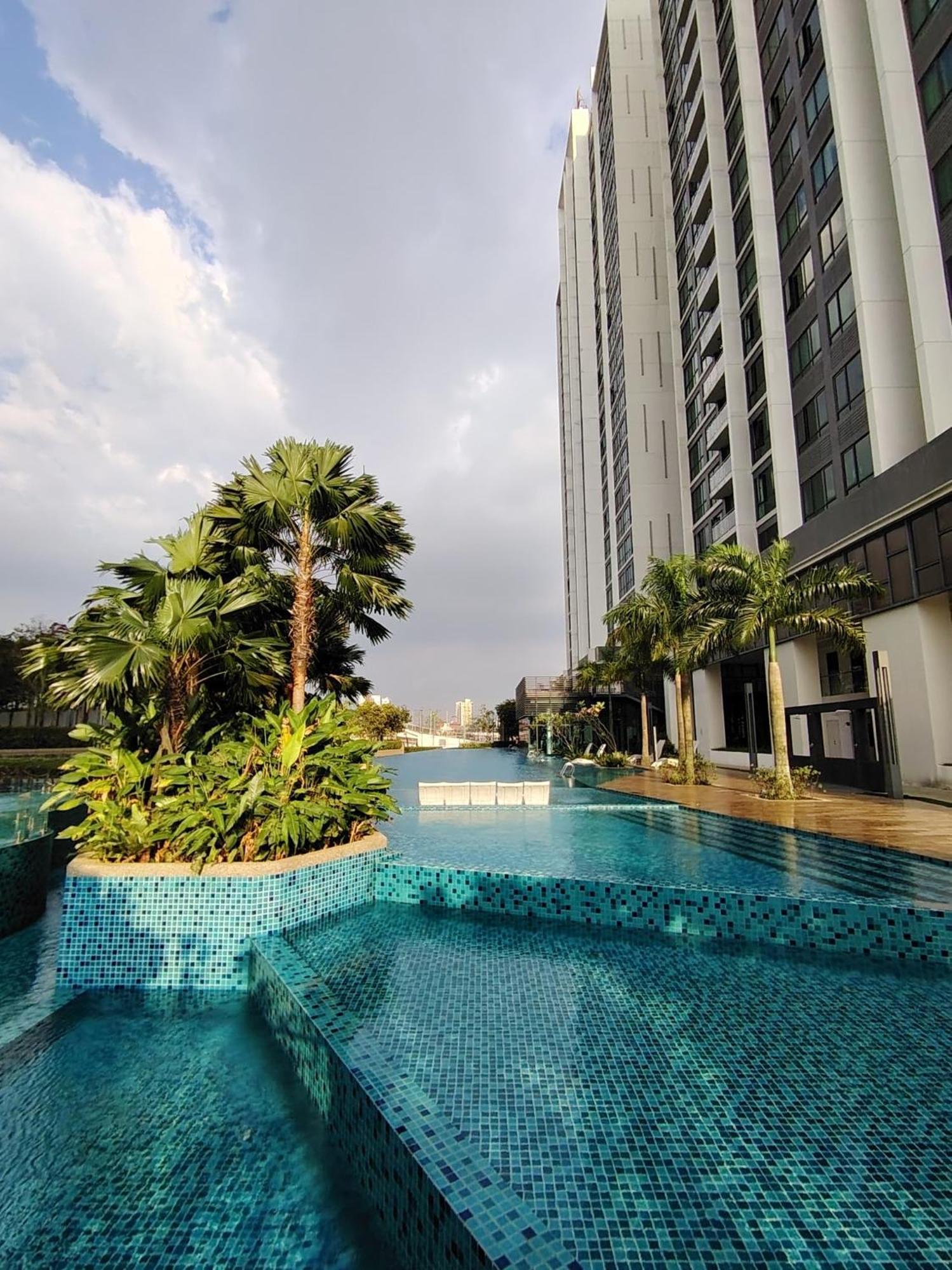 Greenfield Residence With Amazing Pool View And High-Speed Wi-Fi Petaling Jaya Esterno foto