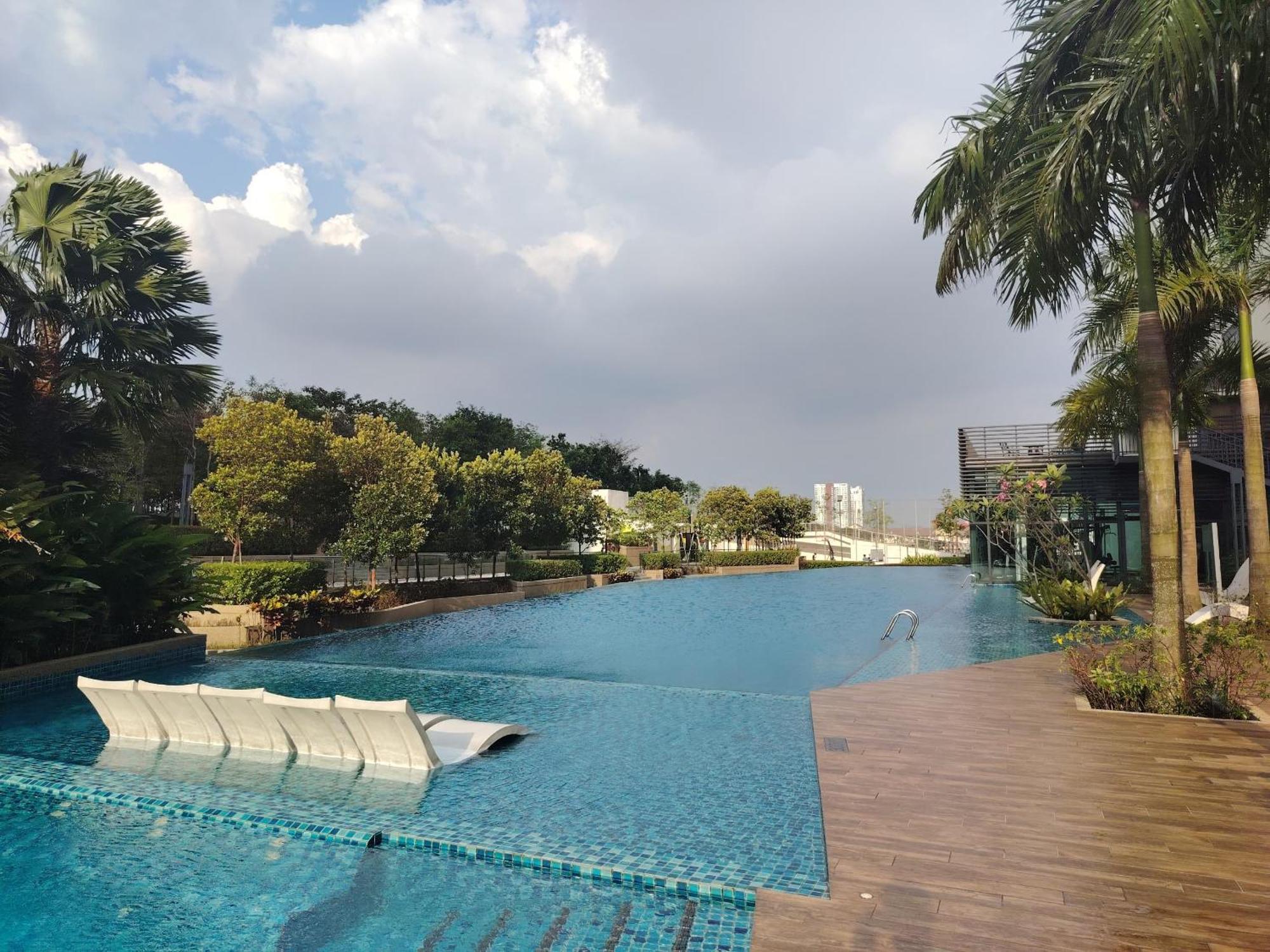 Greenfield Residence With Amazing Pool View And High-Speed Wi-Fi Petaling Jaya Esterno foto