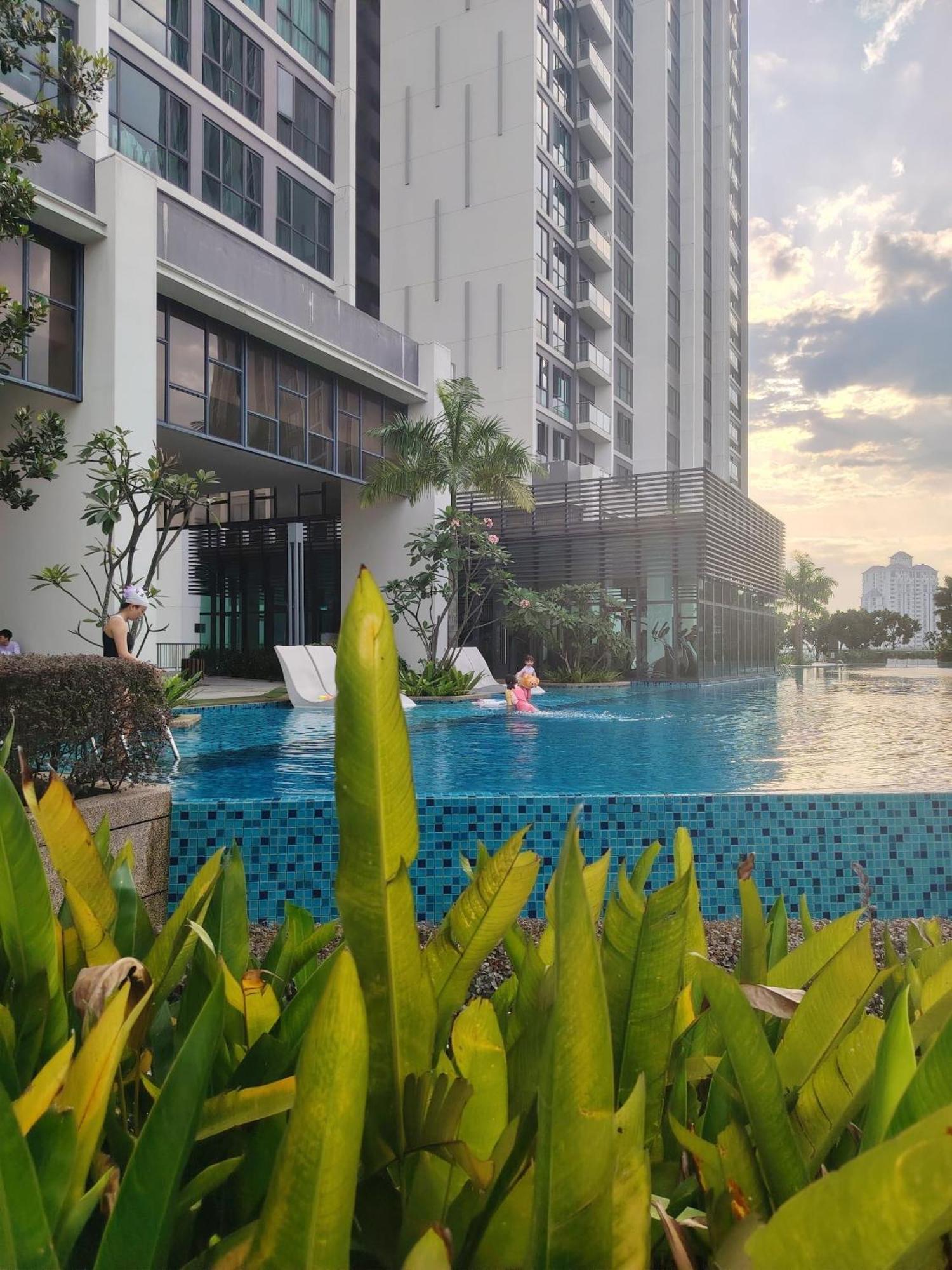 Greenfield Residence With Amazing Pool View And High-Speed Wi-Fi Petaling Jaya Esterno foto